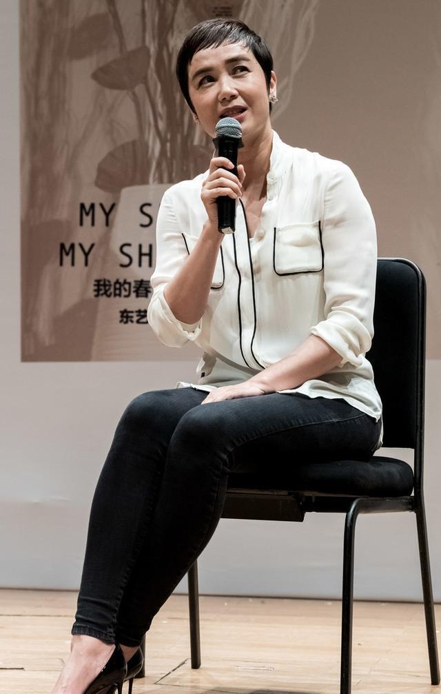 【穿衣搭配】蒋雯丽姐妹好有气质，穿搭简约随性却吸睛，中年活得真实又自在