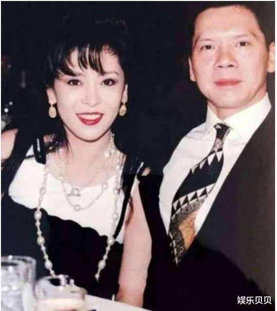 【发型】向太陈岚又换发型，一头小卷发穿印花裙意外减龄，61岁嫩成41岁了