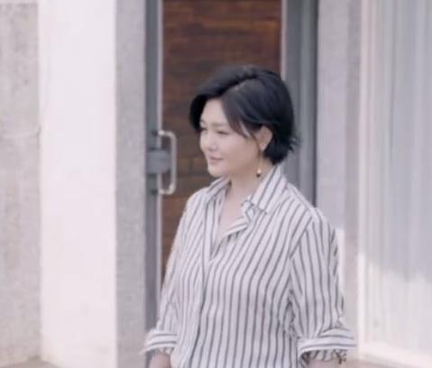 短发|大S也难逃发福，胖回来全身都是大妈味，还剪了这种显老的短发