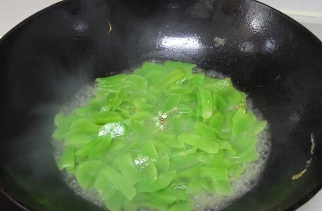 莴笋|秋天,少吃猪肉多吃它,才2元一斤,家家吃得起,比肉还香