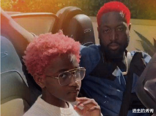 德维恩·韦德@韦德儿子变性成功,一头粉发示人,神情娇羞似女生