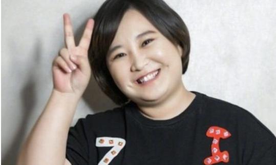 贾玲|贾玲和姜昆的关系搞清楚了，长得真的很像，被骗了好多年