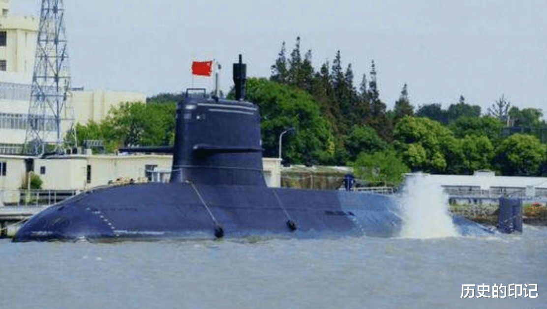 「潜艇」威海渔民发现一艘异样潜艇，打开舱盖后才发现，70名海军早已长眠