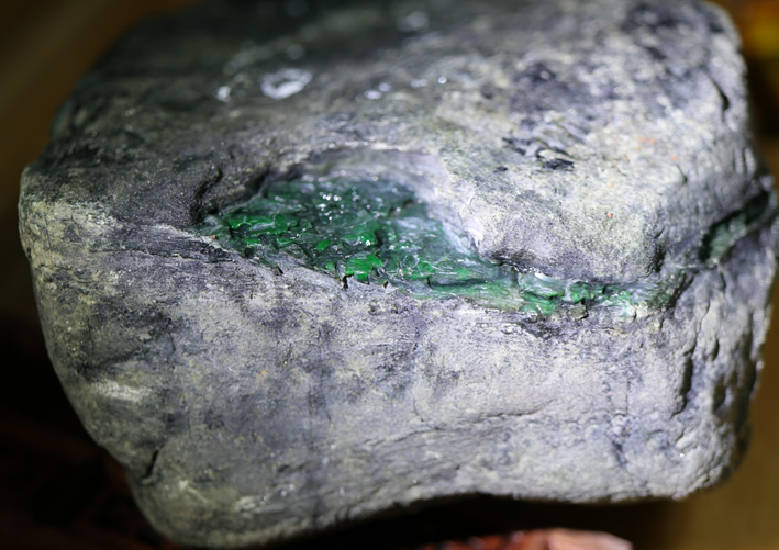 翡翠|翡翠蟒带是什么，翡翠原石中为什么存在蟒带？