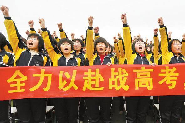 「学霸」为何高考不能穿校服？班主任一句话道破“玄机”，学霸：不早说