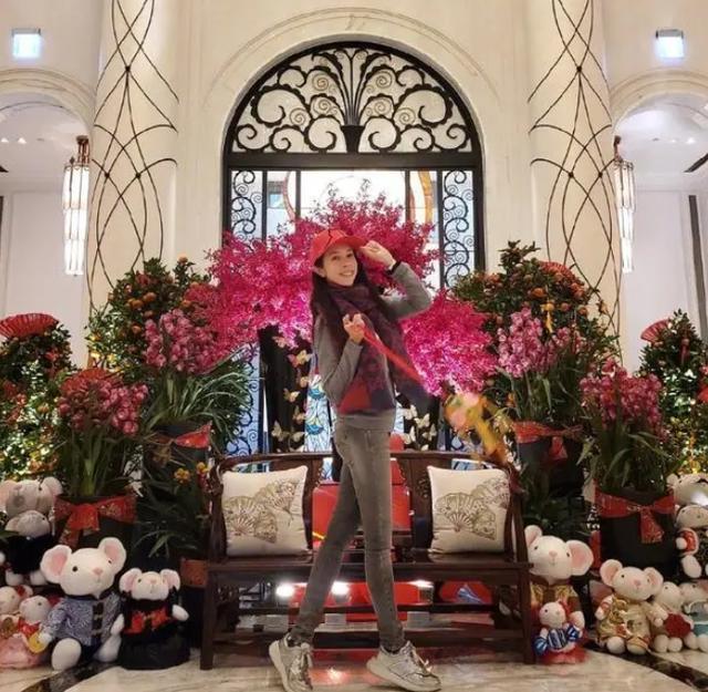 |参观莫文蔚现实中的家,嫁到欧洲后入乡随俗,全屋是古典欧式装修