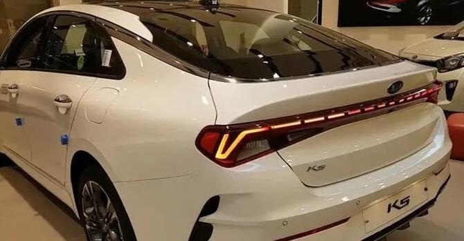 起亚K5：首批2020款起亚K5到店！矩阵大灯+酷炫外观，加速比思域还凌厉！