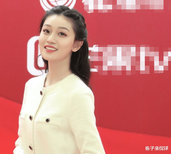 「黄景瑜」黄景瑜剧中妹妹一直是脏辫造型，当她拉直长发后，网友开始心动了