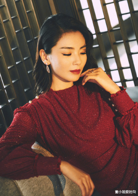 #穿衣搭配#刘涛的这身红色造型“火”了，搭配短发造型，气质提升不止一个度