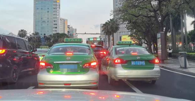 外卖小哥■女司机梅华路过绿灯撞飞外卖小哥！死亡赔偿39万！这样冲绿灯也要负责！