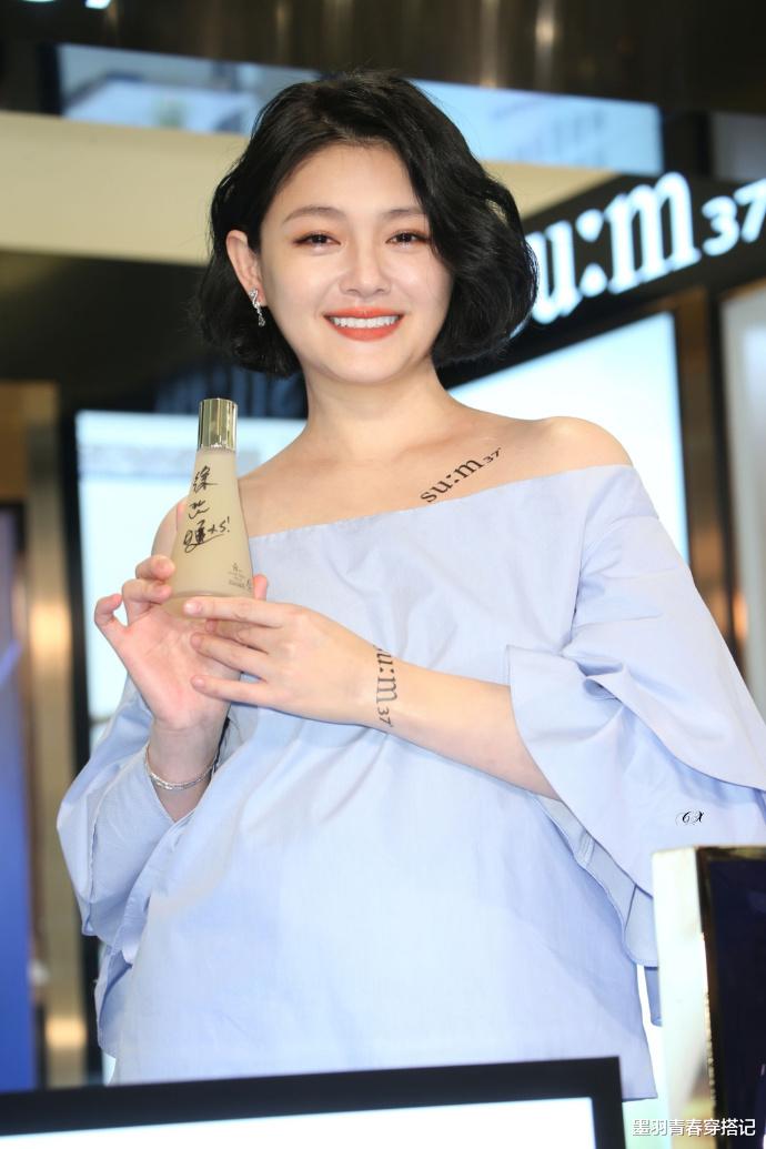 高圆圆|大S久违营业，一袭黑长衣配皮长靴瘦到认不出，齐刘海回到18岁