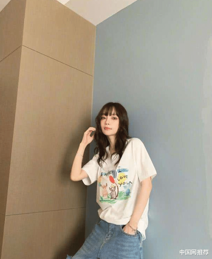 『李小璐』李小璐将甜馨“全家福”印身上,回应网友:敢不敢正大光明出门