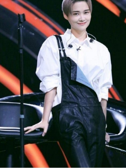 李宇春|李宇春带娃造型遭质疑，网友留言“身为一位母亲，求你别这样”