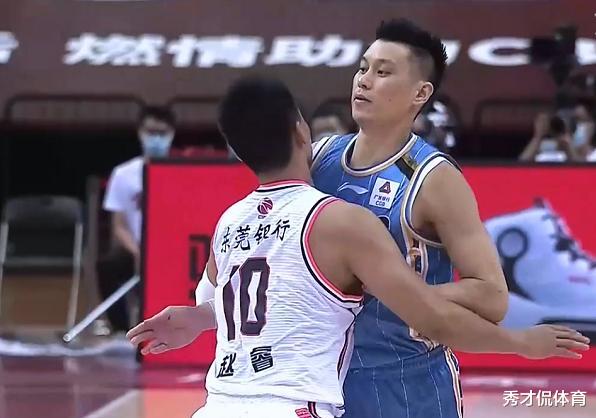 林书豪|贴身缠绕+上腿犯规撂倒！林书豪遭严防死守，杜锋抗议裁判不公平