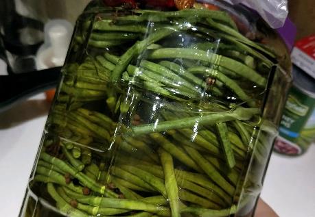 豆角|每年夏天我家必做酸豆角，一次腌10斤，干净卫生，放半年也不坏