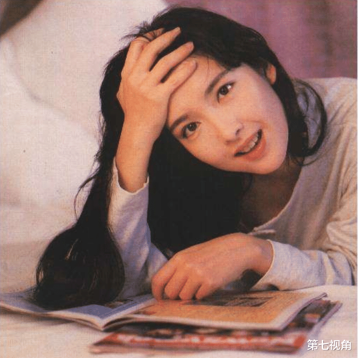 李嘉欣|?90年代香港四大美女，周慧敏垫底，李嘉欣第二，而她无人能比