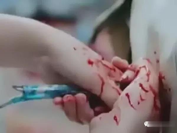 周冬雨：史上最“尬”穿帮镜头，大妈演鬼子就算了，看到周冬雨：手在干嘛