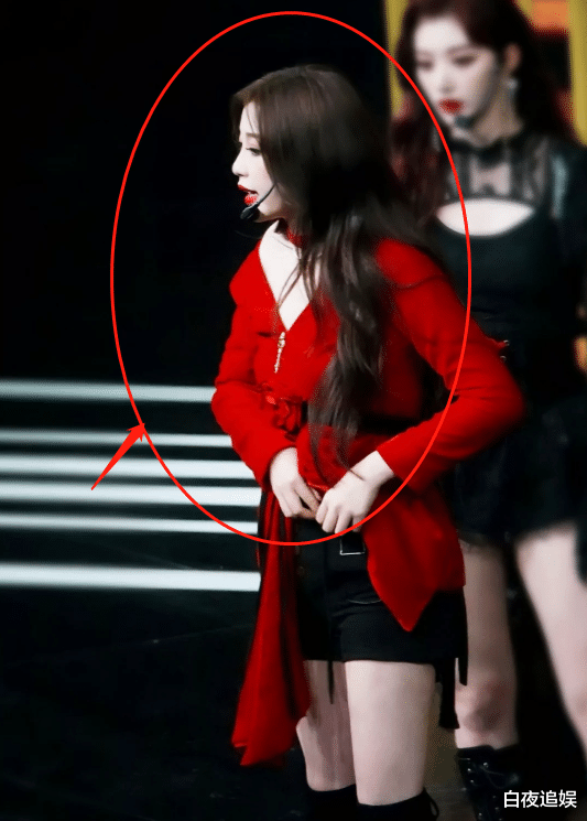 刘雨昕@Lisa小组预告来袭，刘雨昕长发造型引关注，我却只注意到虞书欣