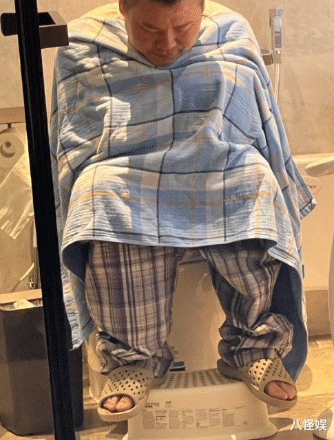 嶽雲鵬為逃避健身，躲廁所在馬桶上睡著，慘遭老婆偷拍小短腿搶鏡-圖2