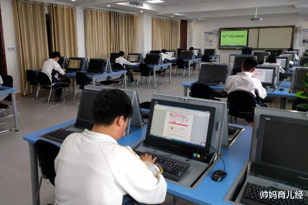 高校■在大学中，已经“人才饱和”的3个专业，明明就业很难却分数很高