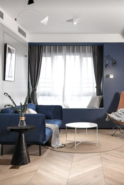 |老公不听劝把沙发墙“加厚”半米！连电视墙都不要，完工才知巧妙