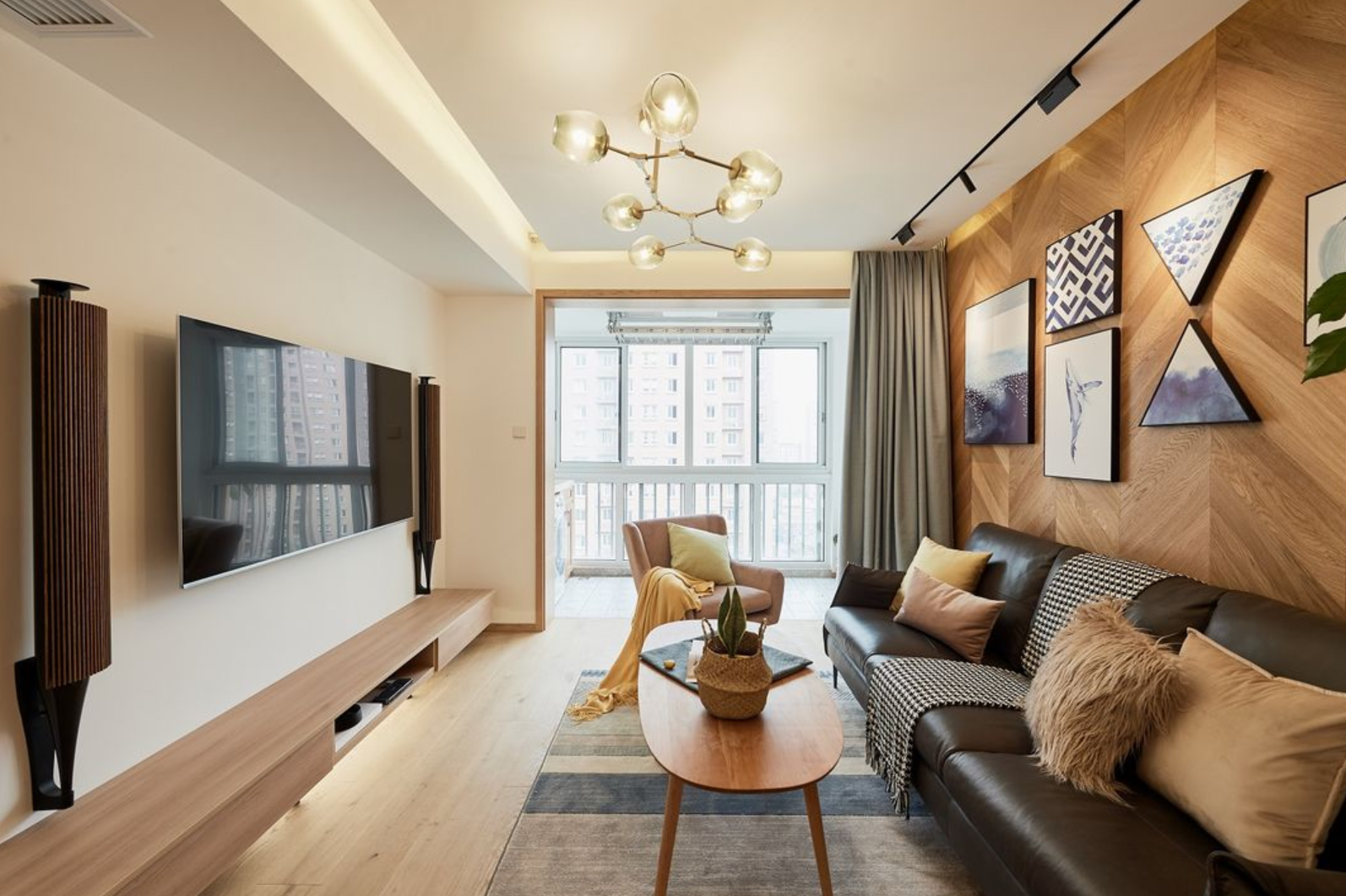 |为避开卫生间的门,她直接更改入户门位置,连邻居都说巧妙