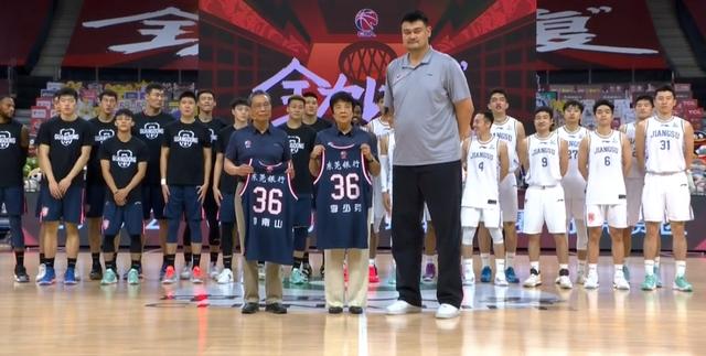 『广东男篮』全场起立鼓掌,钟南山夫妇现场观战,36号成广东史上最大牌引援