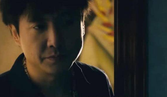 袁华@《夏洛特烦恼》袁华和秋雅睡在一起，夏洛为何没有生气？反而是默默把门关上