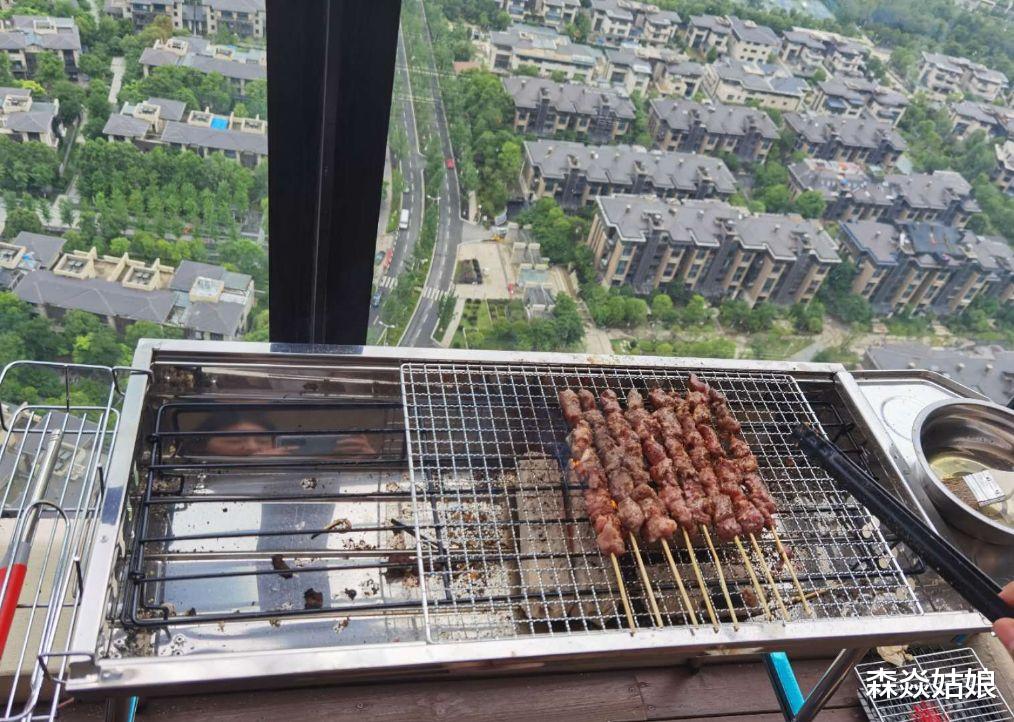 【唐一菲】唐一菲全家阳台烤串，凌潇肃父子胖成球，阳台底下别墅成群