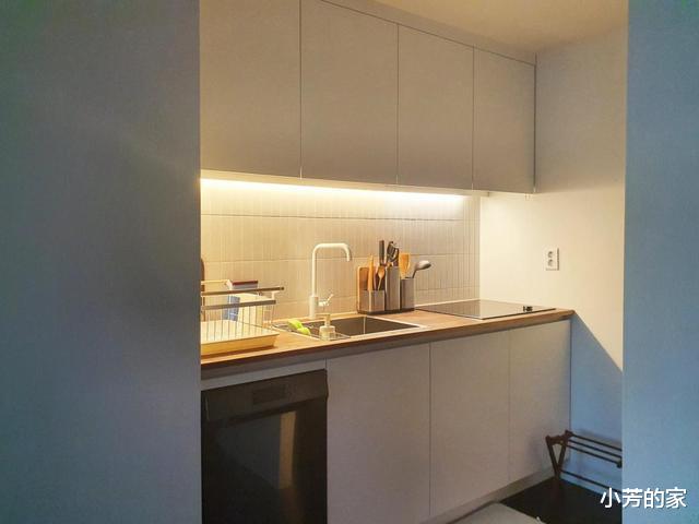 ▲卧室地台床中间砌堵墙，一半躺着一半坐着，这设计让人眼前一亮！