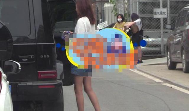 王宝强|王宝强女友近照曝光，全身挂满奢侈品，开男友豪车疑似宿醉归来