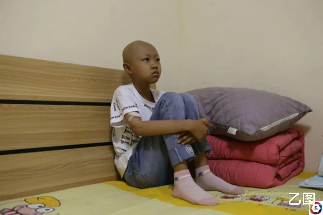 乙图|女孩喊肚子疼，爸爸带她检查后崩溃，医生从她肚中取出“怪物”