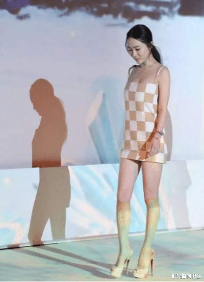 【袁立】46岁袁立怎么了？皮肤松弛变大妈脸，大象腿水桶腰发福好明显