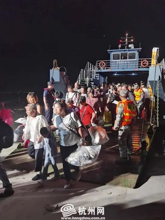 新安|刚刚，新安江水库开9孔泄洪！现场震撼！市防指最新提醒：增强安全意识，做好应急准备！