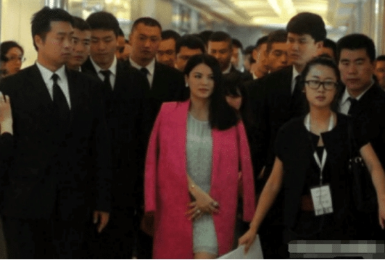 【张一山】?以为自己很红，机场上厕所带了2排保镖，张一山当场蒙圈：这谁啊