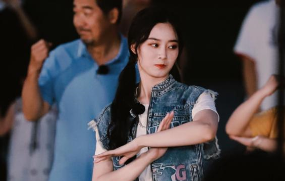 Angelababy|姜贞羽和男神组CP，徐艺洋连上三档综艺，离开创造营她们前景更好