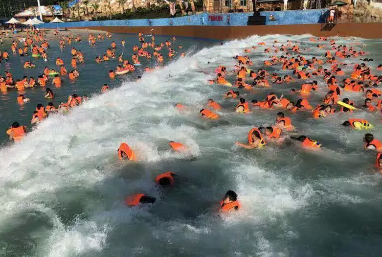 游乐园|女生高考后玩网红冲浪池，头碰头后毁容，母亲：影响上大学