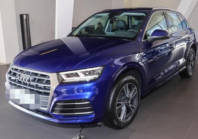 奥迪Q5@入门就是高配，四驱+2.0T+全景天窗，看车标就能迷倒一片