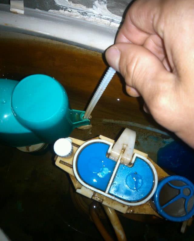 马桶冲劲小，只需要把这样操作一下，出水量又大又猛