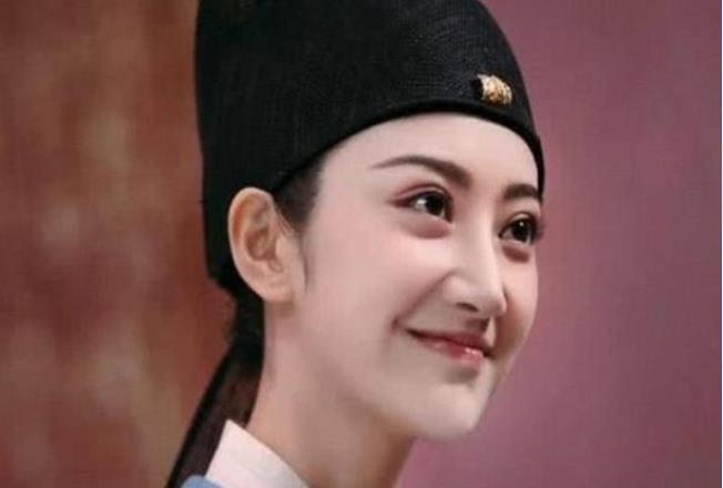 「郑爽」同样是女扮男装, 郑爽、景甜一秒被看破, 她却骗了我们整个童年!