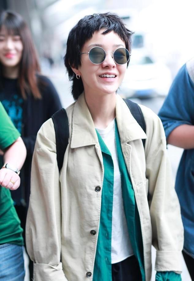 穿衣搭配@郭采洁\奶奶发\好有个性，穿搭休闲满脸胶原蛋白，嫩得不真实