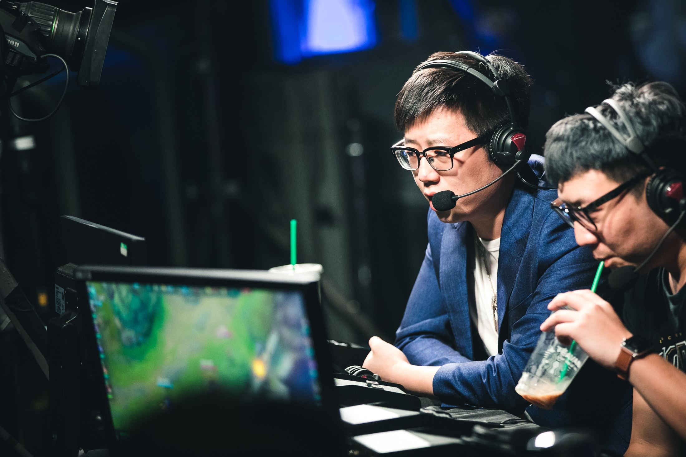 lpl|英雄联盟官方解说娃娃因为支持SN被禁赛了！