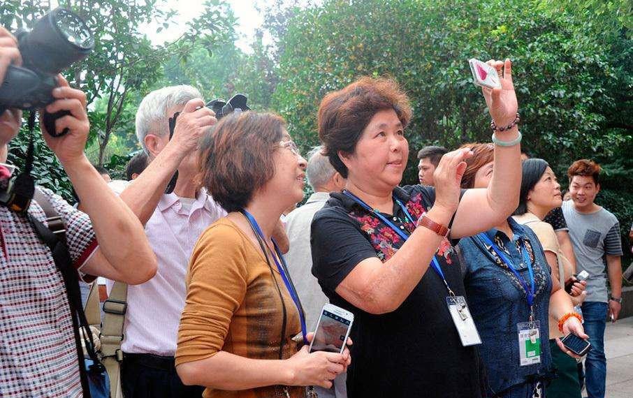 「泰国旅游」泰国旅游遇国王出行，当地人已经跪着，中国游客要怎么“操作”？