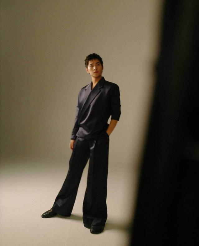 『穿衣搭配』杨洋工作室发布最新动态，白衬衫搭配短发，造型清爽活力十足