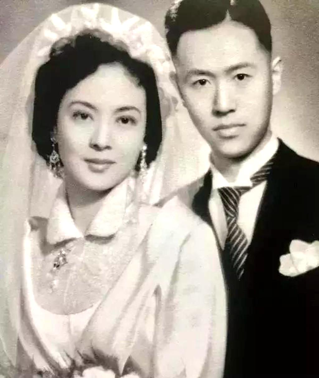 「王丹凤」“永远的小燕子”王丹凤，靓丽洋气，美丽知性，曾生过4个女儿