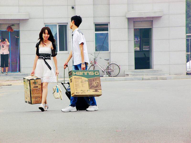 大学生|大学生教室内做不雅动作，被保洁人员威胁，高校：开除学籍！