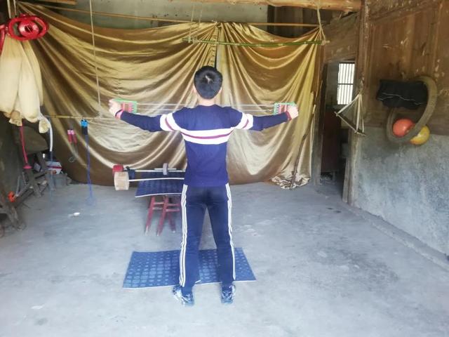 #湖北#湖北大学生宅家自制健身房，疫情期间带全家一起锻炼：太自律了！