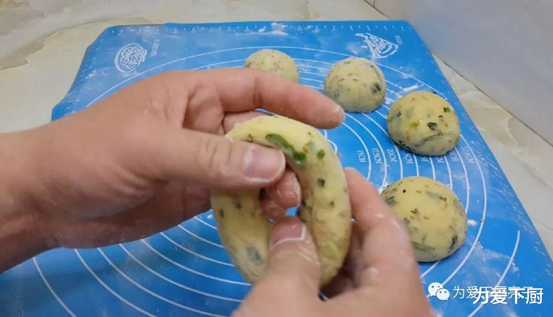 [面粉]面粉又出新吃法，撒1把葱花，柔软蓬松不油腻，比烧饼面包还好吃