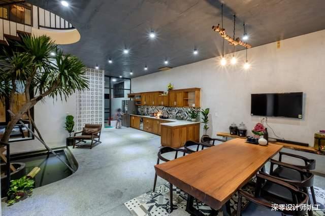 |80后夫妻回老家盖房，楼梯下做水景，中间留花坛种树，上楼即赏景