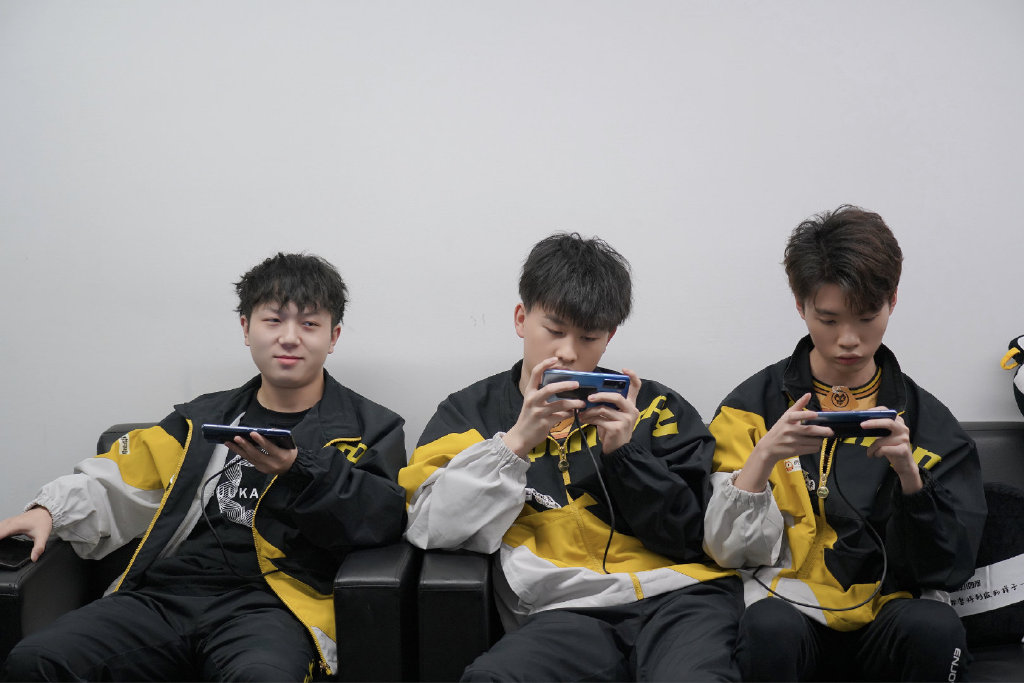 qg|北慕,赖神车队又撞职业,和QG两连撞,德华:一胜一负很好了